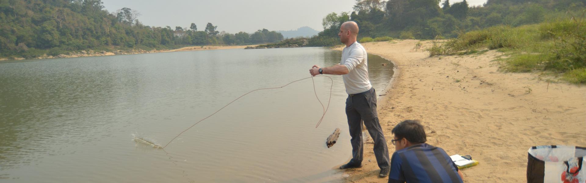 Echantillonnage d'eau et de sédiments au Laos © Alain Pierret