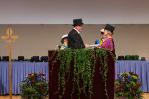 Lors de la cérémonie officielle du 7 octobre 2023, Emmanuelle Jacquin-Joly (DR INRAE) reçoit le chapeau et le certificat de nomination. Photo officielle de : Jenny Svennås-Gillner